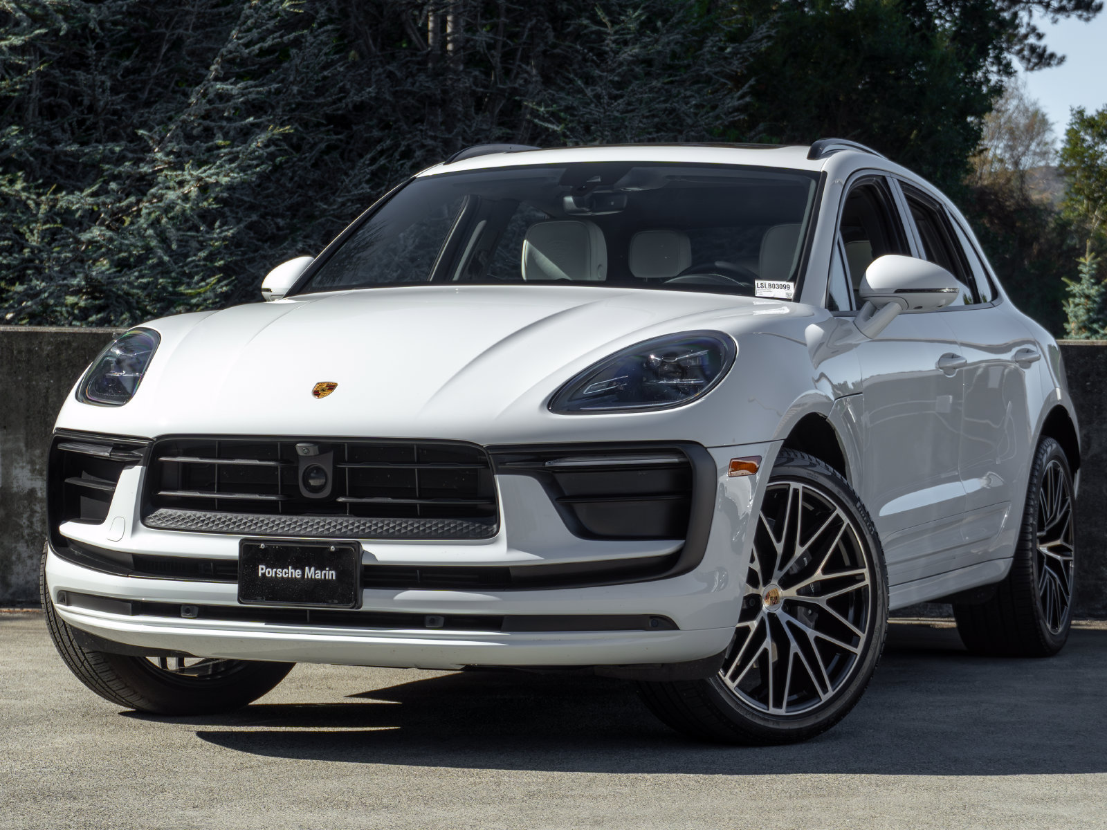 Certified 2025 Porsche Macan AWD/4WD image 1