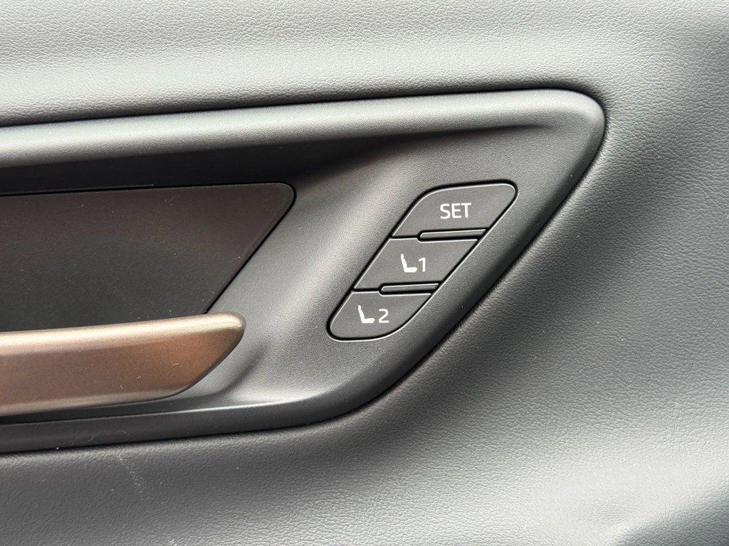 New 2025 Toyota Crown Platinum image 11