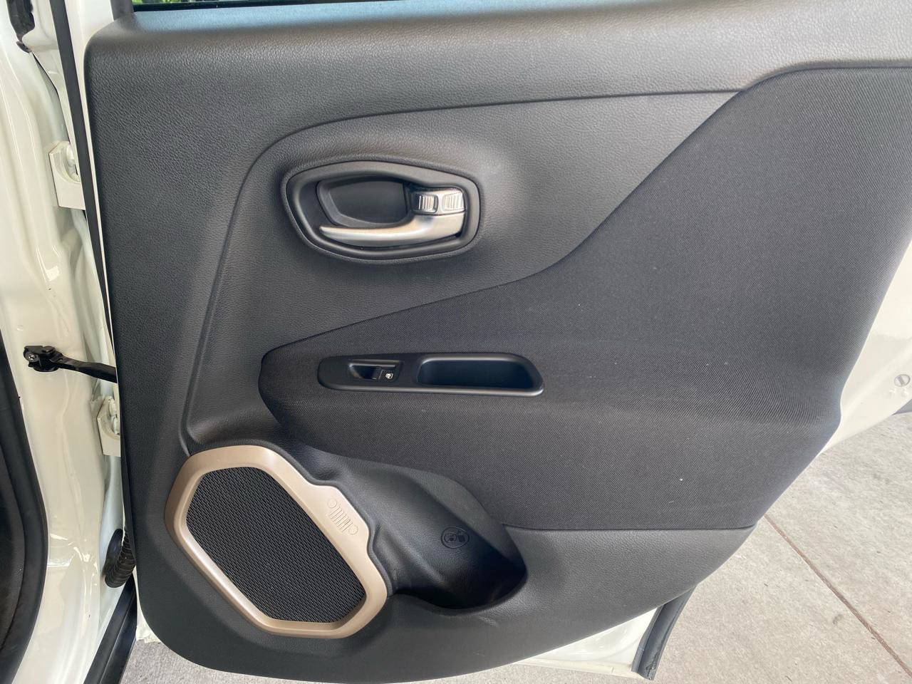 Used 2016 Jeep Renegade Latitude FWD image 30