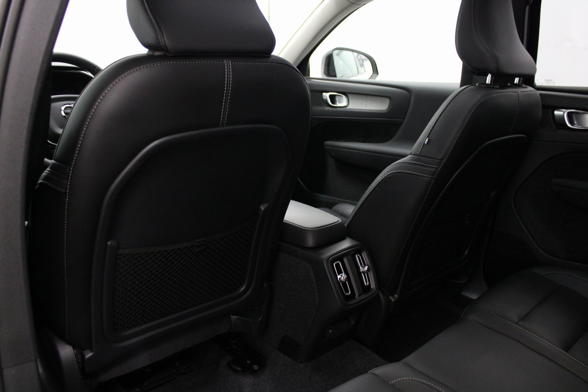 Used 2025 Volvo XC40 B5 Plus image 14