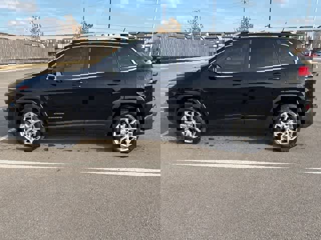 Used 2017 Jeep Cherokee Latitude w/ Comfort/Convenience Group image 2