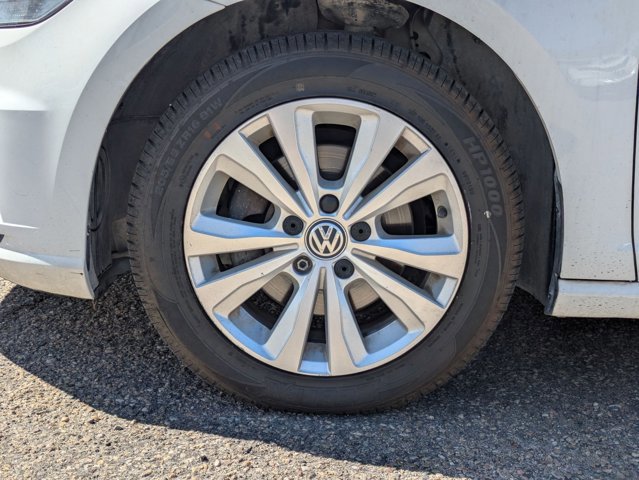 Used 2018 Volkswagen Golf SE image 9