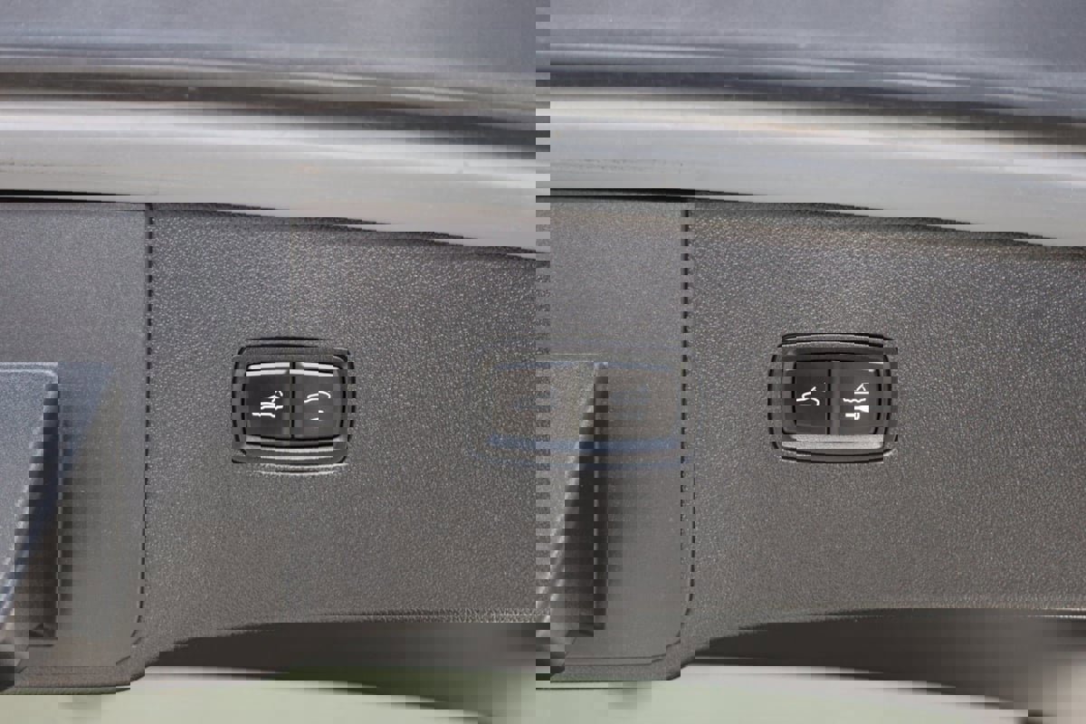 Used 2024 Porsche Cayenne Coupe image 32