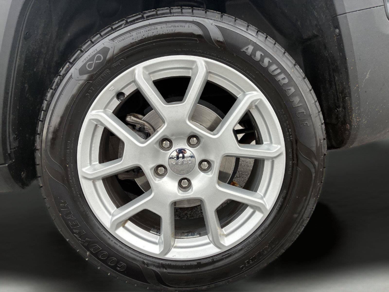 Used 2023 Jeep Renegade Latitude w/ Premium Group AWD/4WD image 30