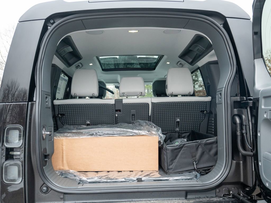 New 2026 Land Rover Defender 110 X-Dynamic SE image 25
