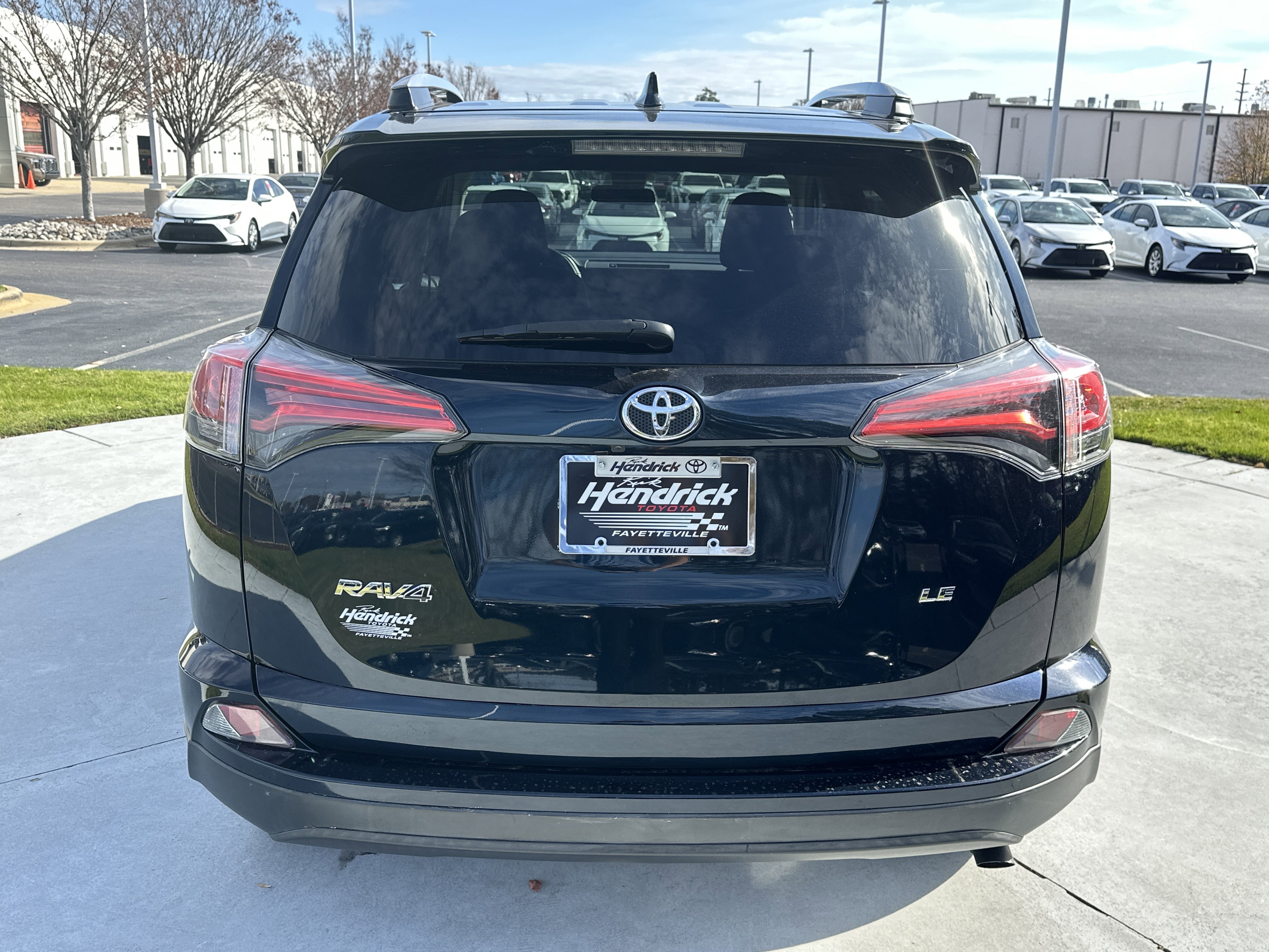 Used 2018 Toyota RAV4 LE image 9