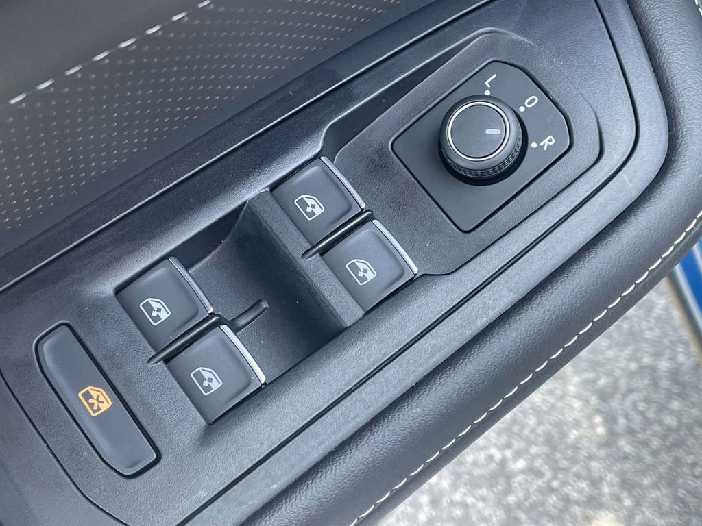 Used 2025 Volkswagen Atlas Cross Sport SE FWD image 16