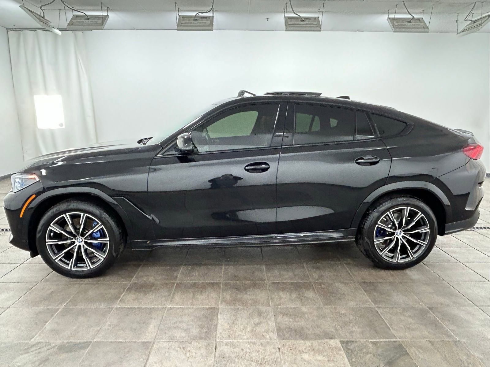 Used 2022 BMW X6 xDrive40i w/ Executive Package image 2