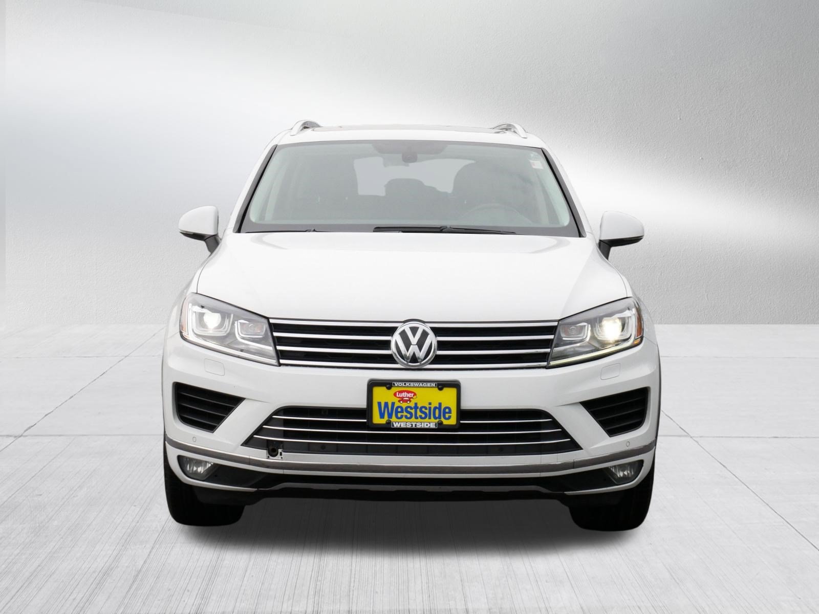 Used 2015 Volkswagen Touareg VR6 AWD/4WD image 2
