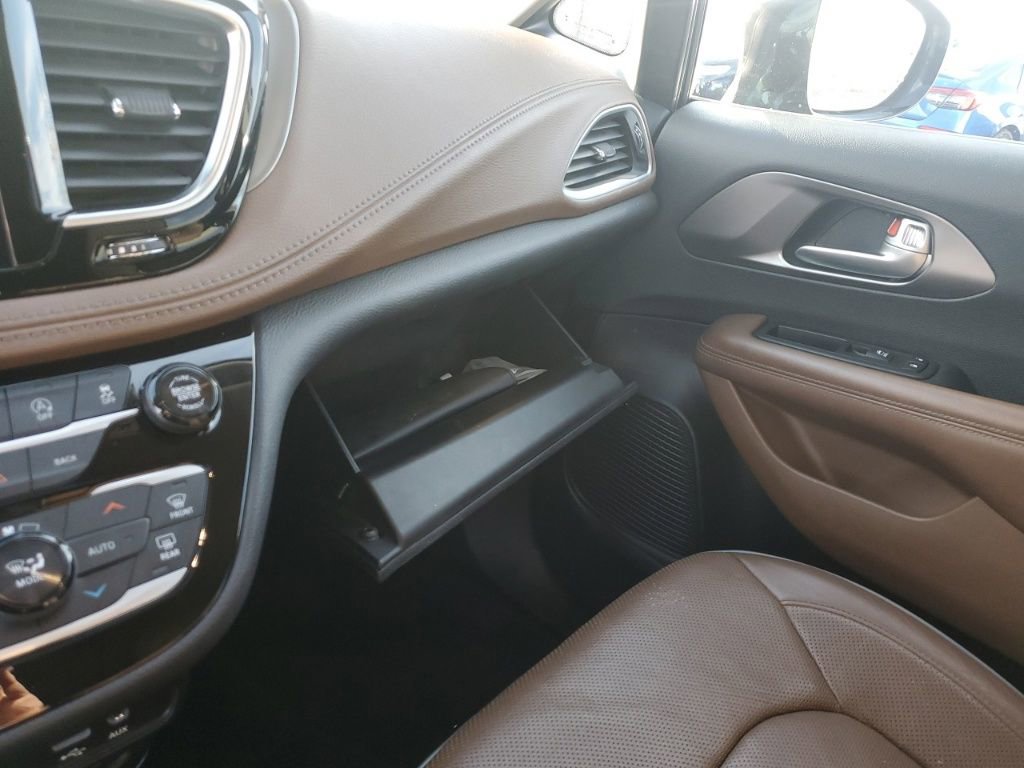 Used 2017 Chrysler Pacifica Limited image 23