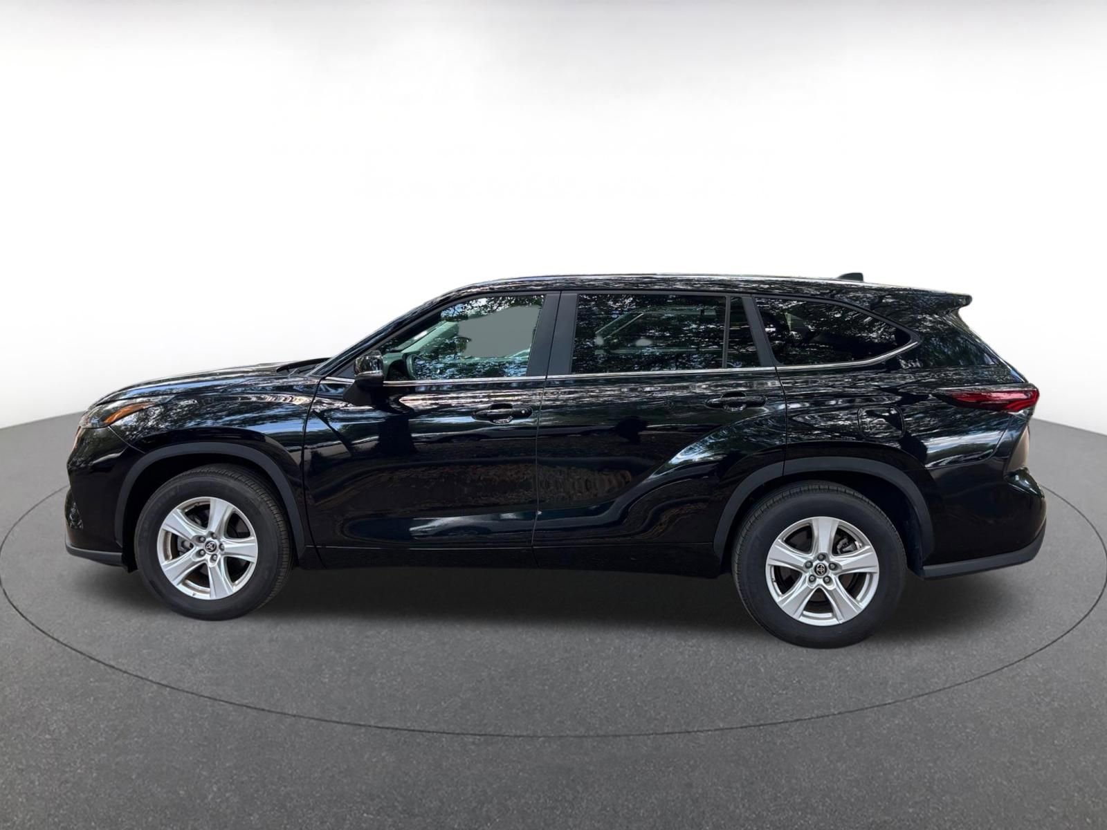 Used 2025 Toyota Highlander LE FWD image 4