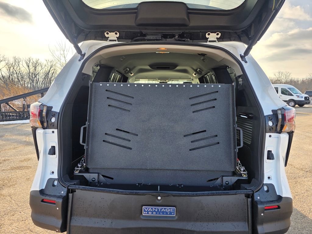 Used 2026 Toyota Sienna LE image 37