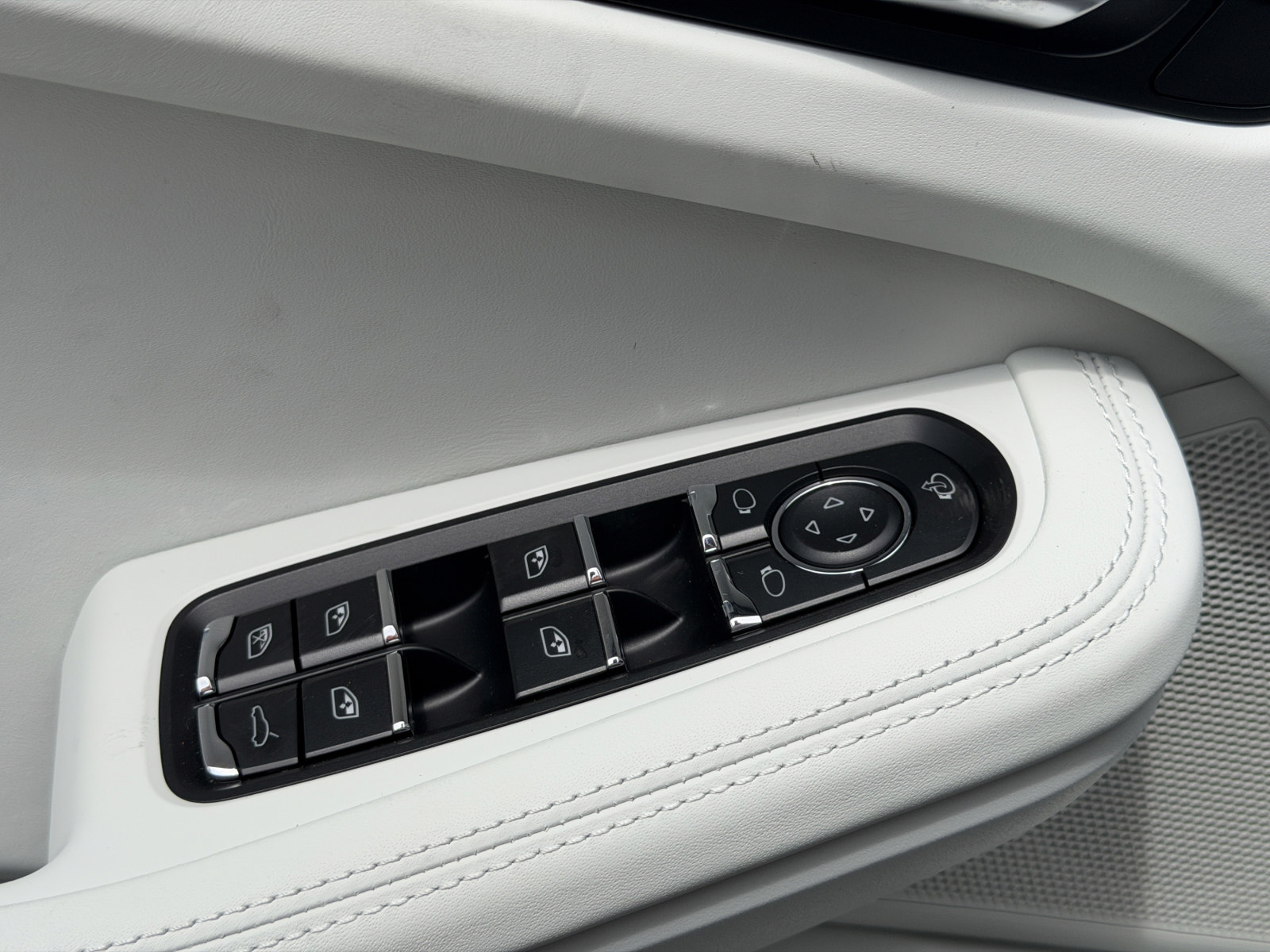 New 2026 Porsche Macan AWD/4WD image 21