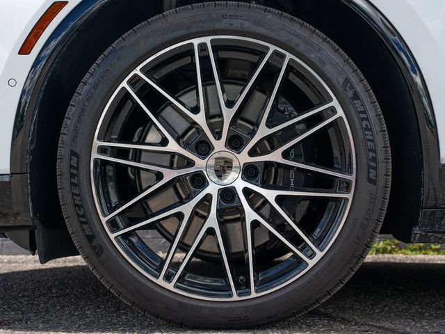 Certified 2024 Porsche Macan Turbo Electric AWD/4WD image 12