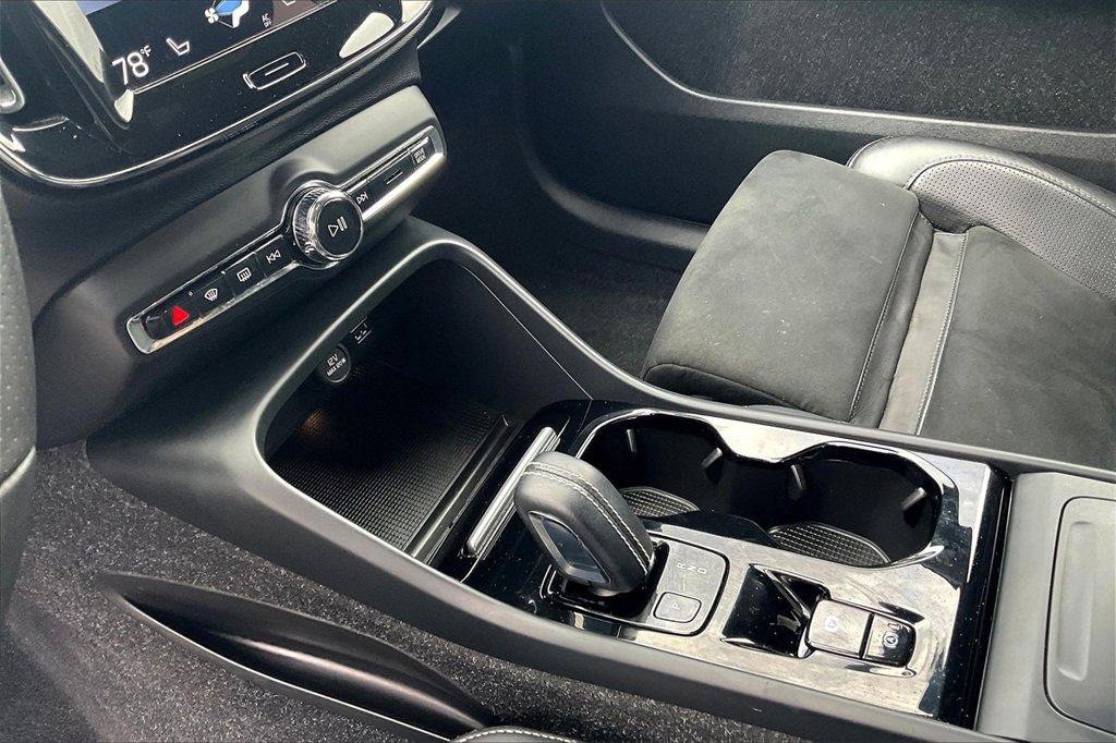 Used 2021 Volvo XC40 T5 R-Design w/ Climate Package image 17