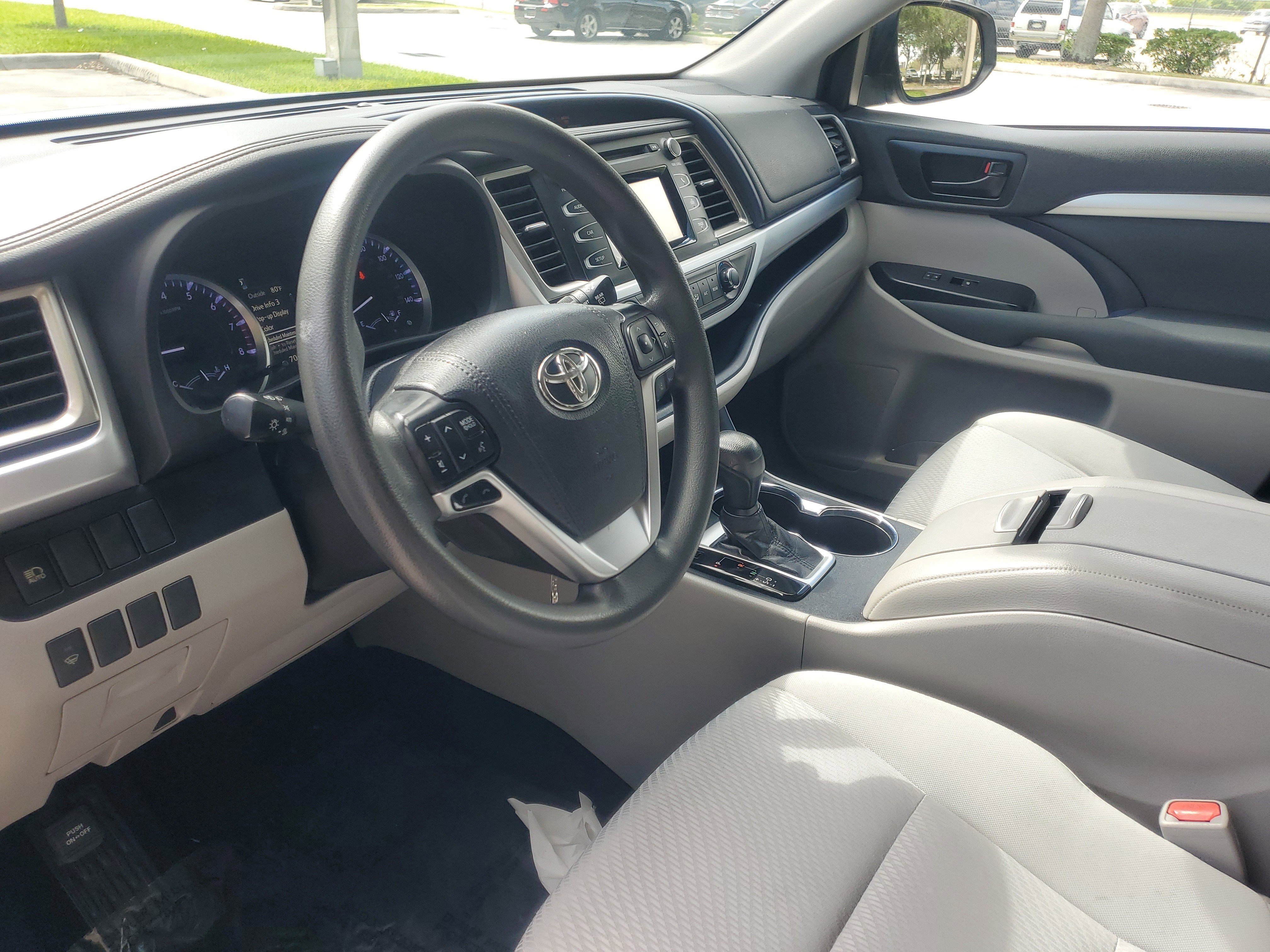 Used 2019 Toyota Highlander LE FWD image 17