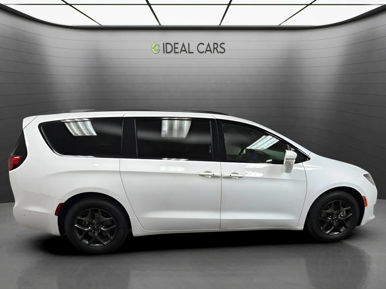 Used 2018 Chrysler Pacifica Limited w/ Advanced Safetytec Group FWD image 4