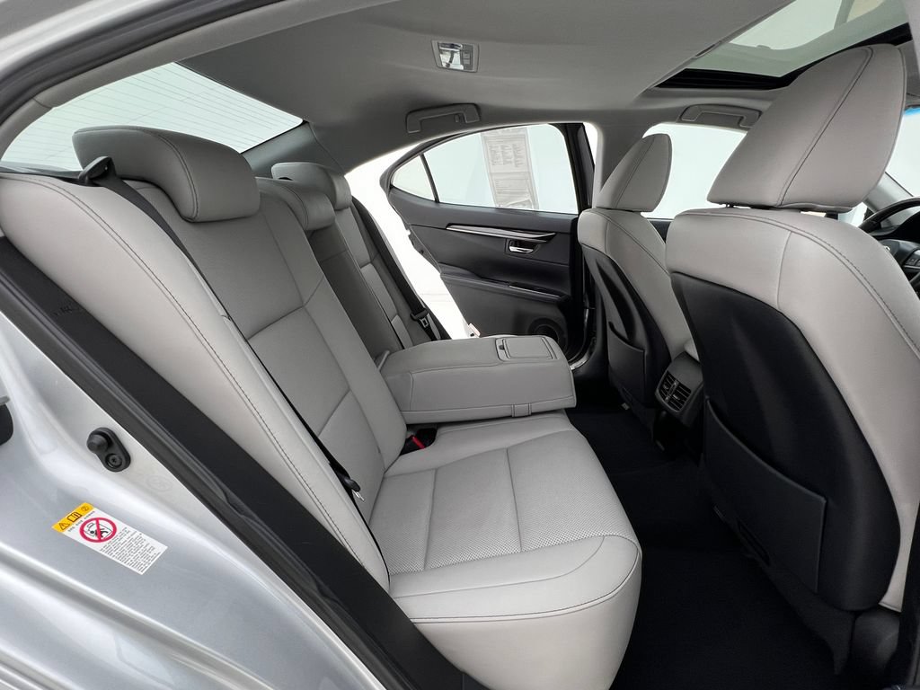 Used 2016 Lexus ES 350 w/ Navigation System Package FWD image 16