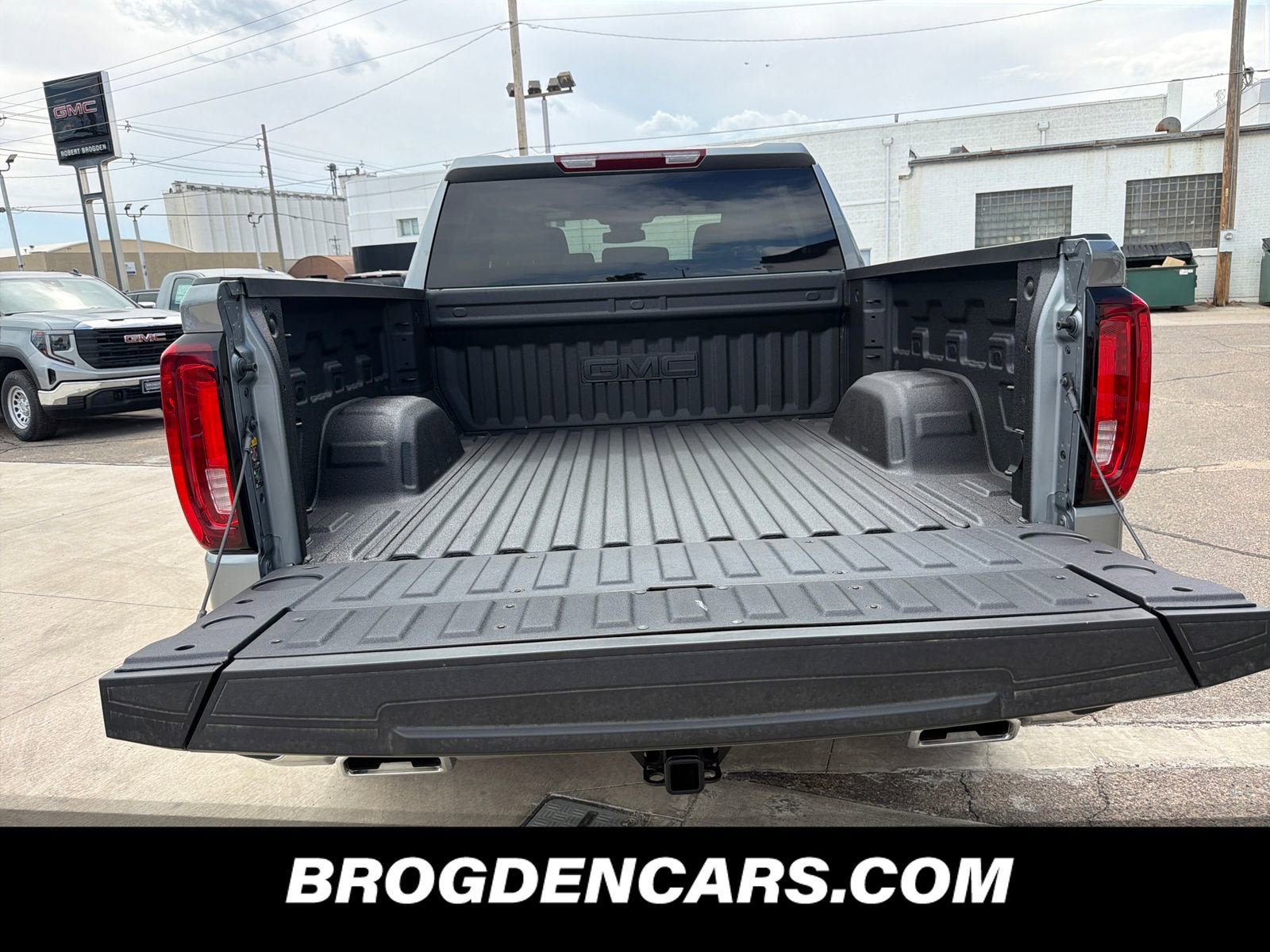 New 2026 GMC Sierra 1500 SLT AWD/4WD image 9