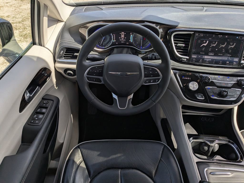 Used 2023 Chrysler Pacifica Limited image 15