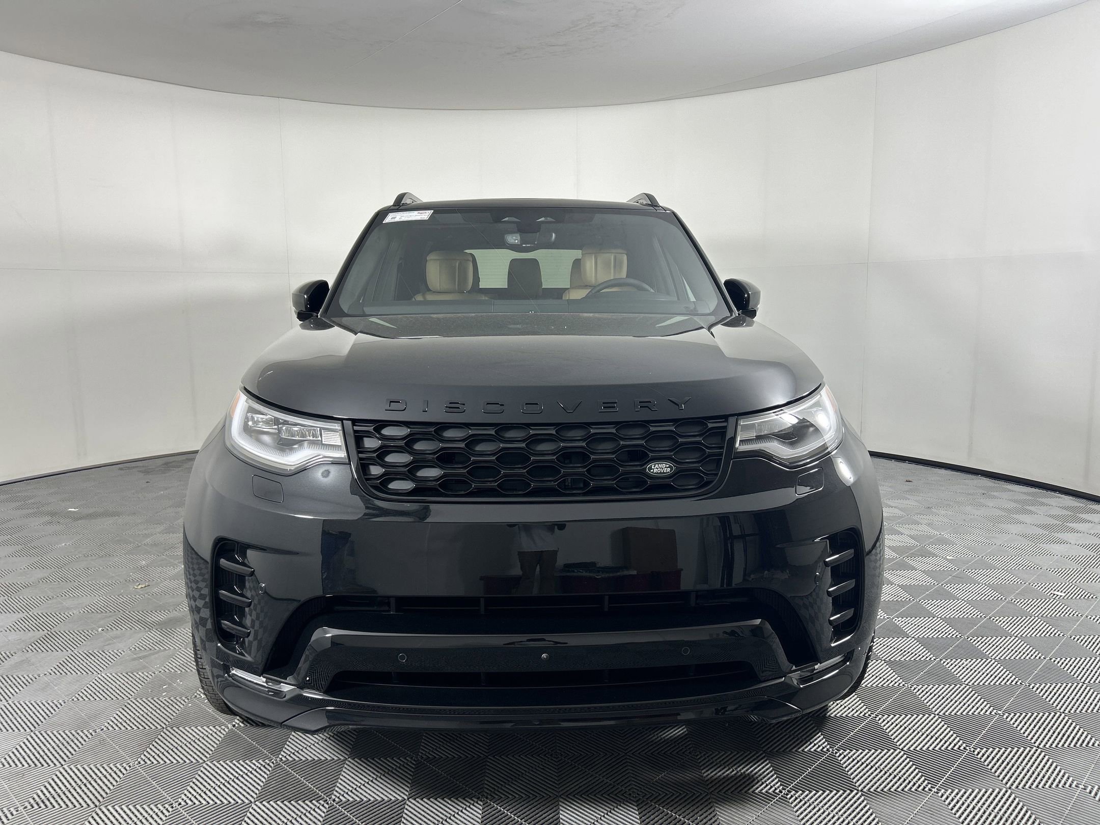 New 2025 Land Rover Discovery Dynamic SE image 4