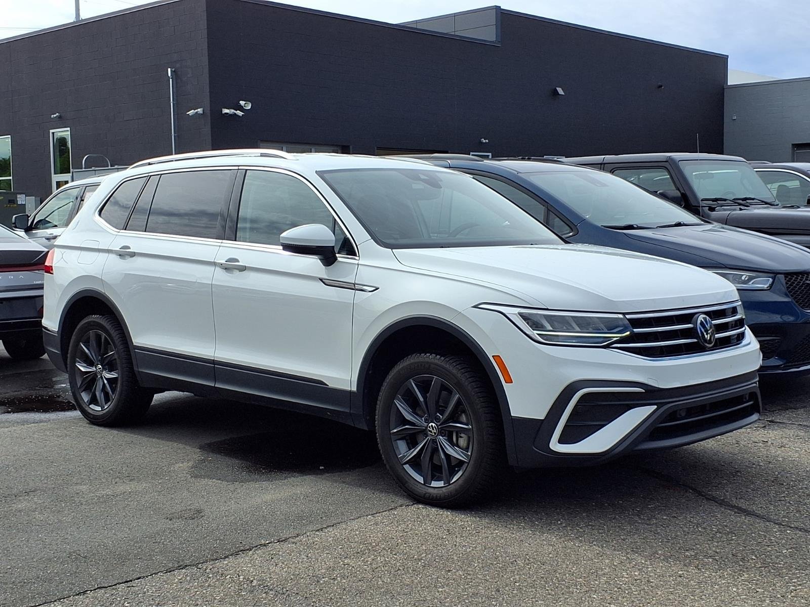 Used 2022 Volkswagen Tiguan SE AWD/4WD image 1