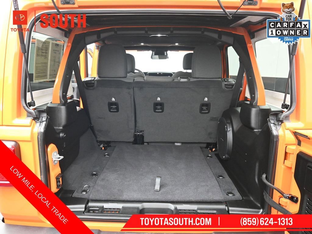 Used 2025 Jeep Wrangler Sahara w/ Technology Group AWD/4WD image 32