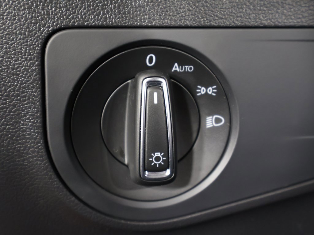 Used 2023 Volkswagen Tiguan SE image 37