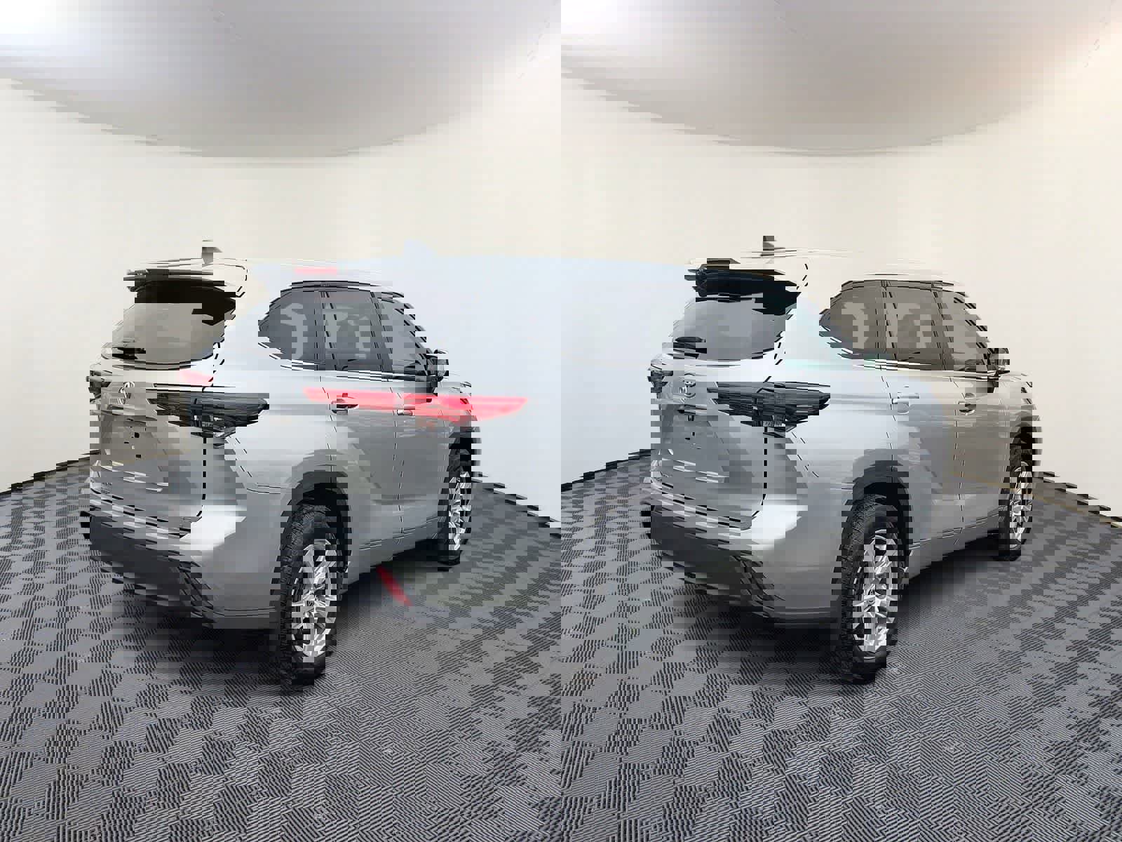 Used 2023 Toyota Highlander LE image 6