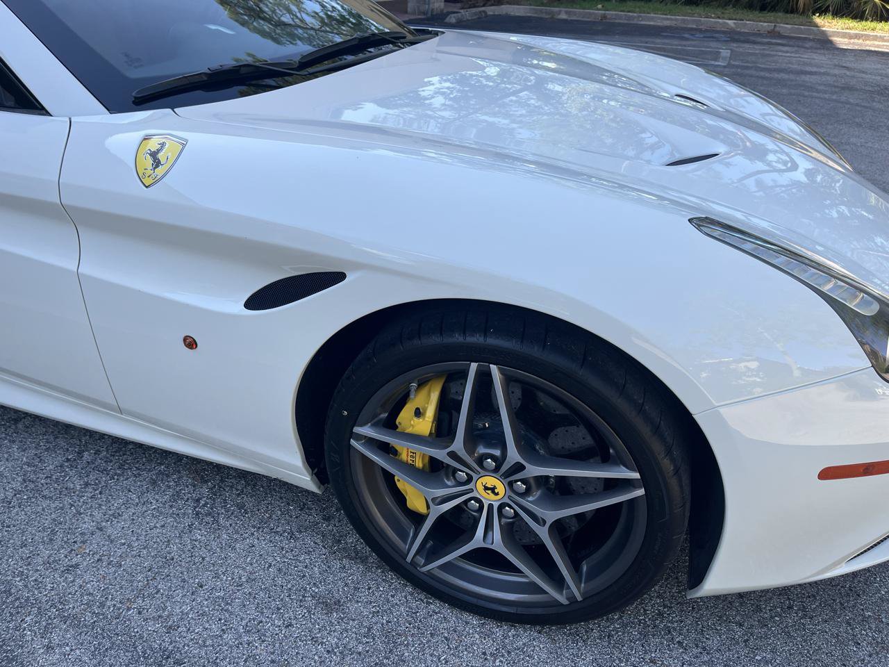 Used 2016 Ferrari California T RWD image 17