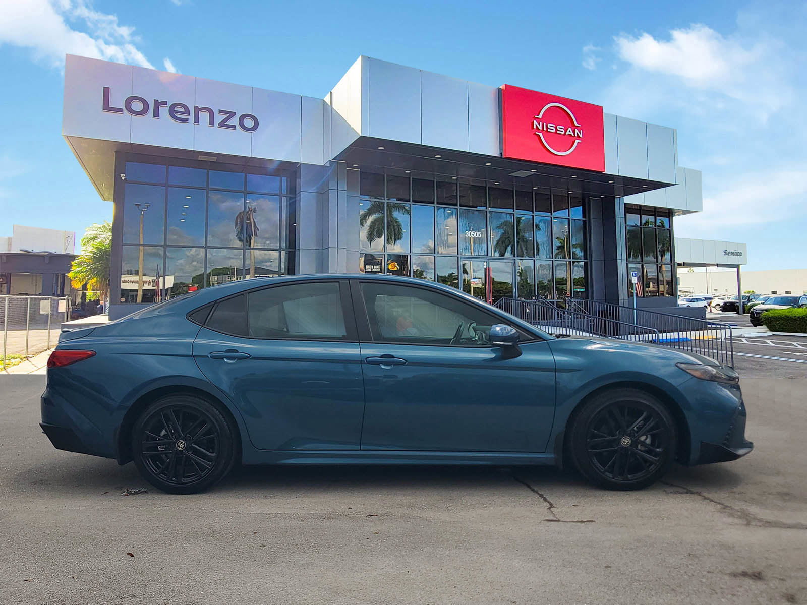 Used 2025 Toyota Camry SE FWD image 4