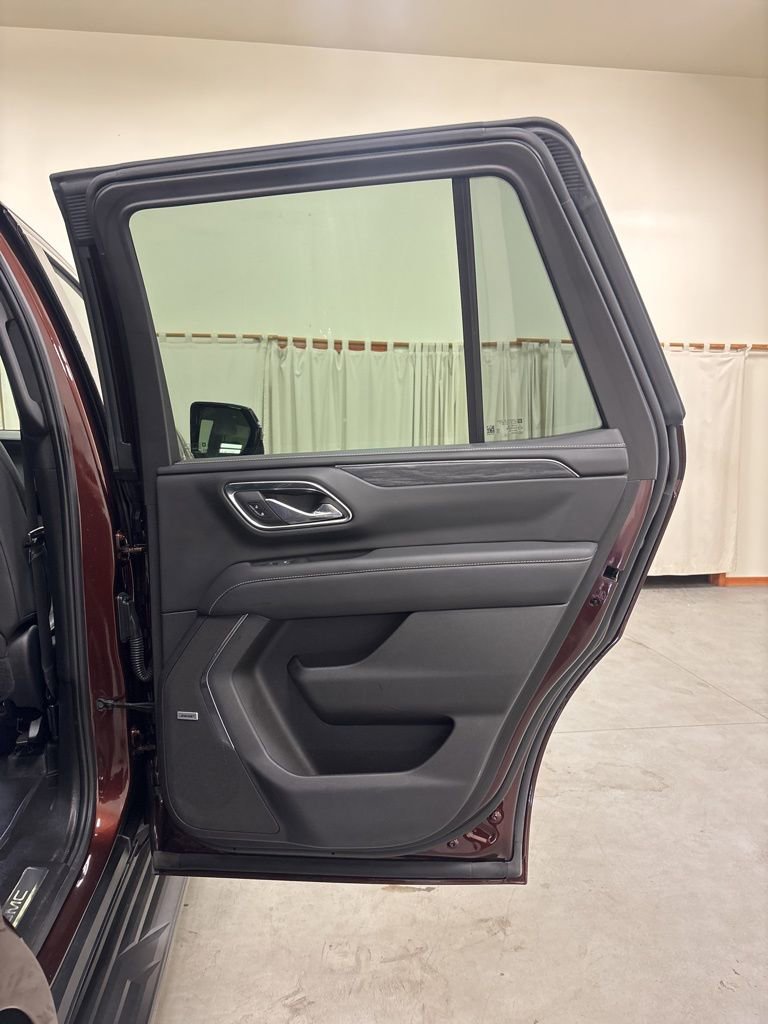 Used 2023 GMC Yukon SLT w/ SLT Luxury Package image 32