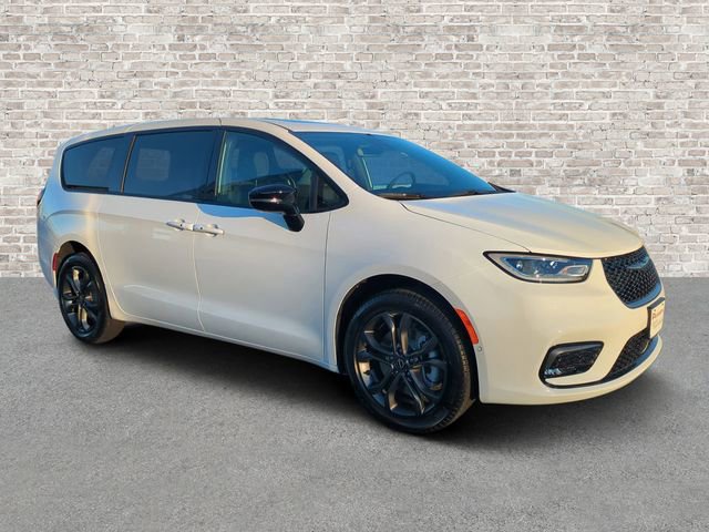New 2026 Chrysler Pacifica Select AWD/4WD image 1