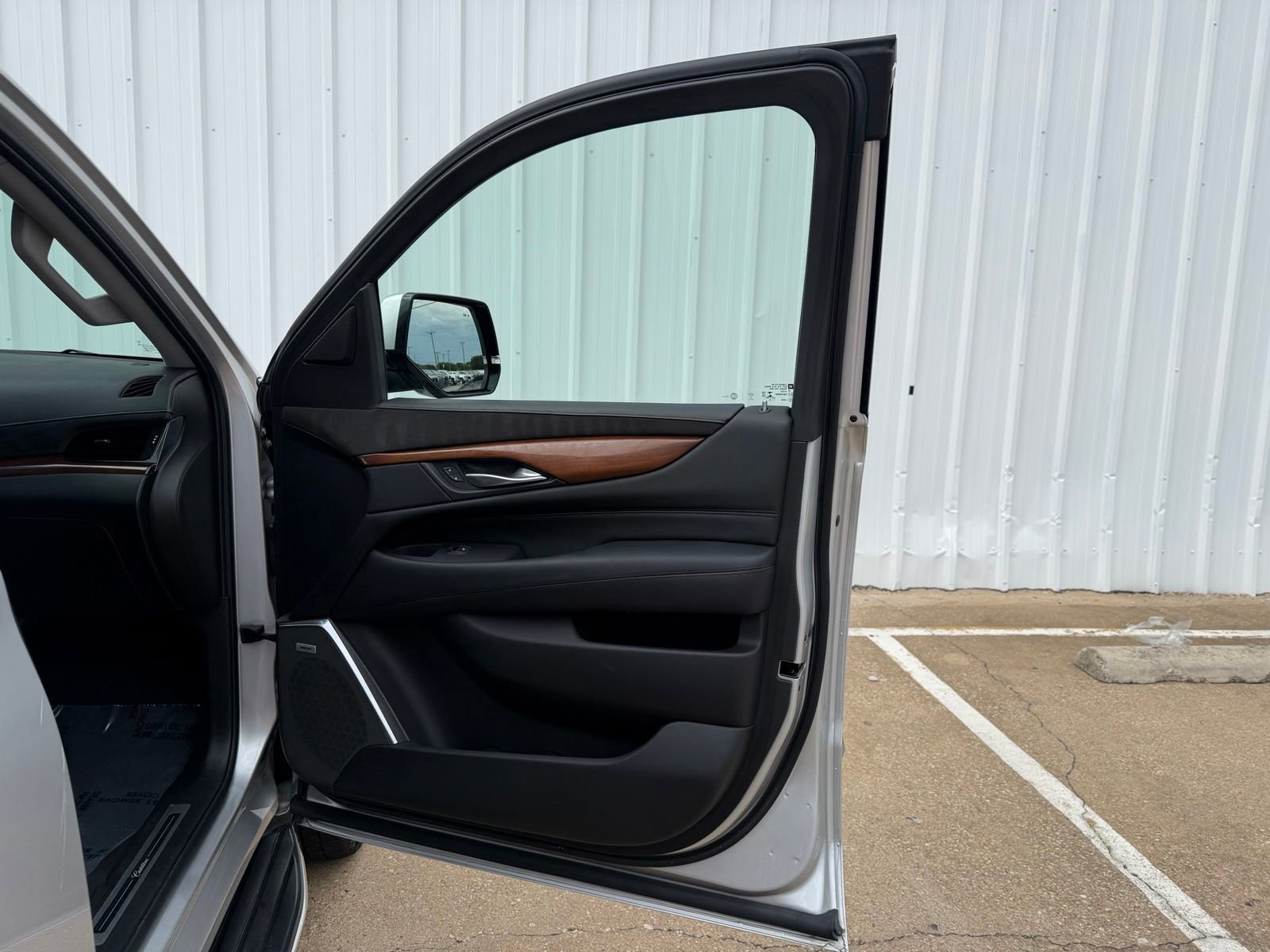 Used 2018 Cadillac Escalade ESV Luxury AWD/4WD image 26