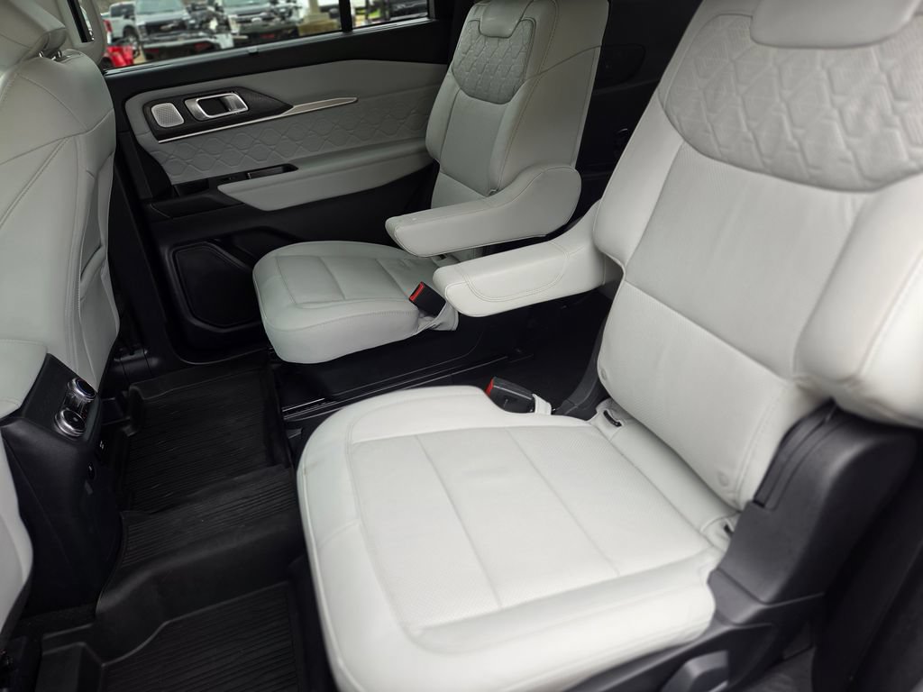 Used 2025 Ford Explorer Platinum w/ Ultimate Package RWD image 16