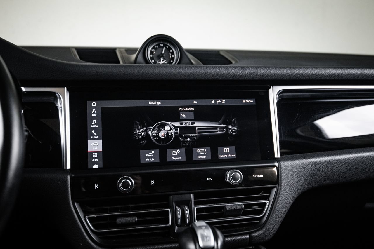 Certified 2023 Porsche Macan AWD/4WD image 18