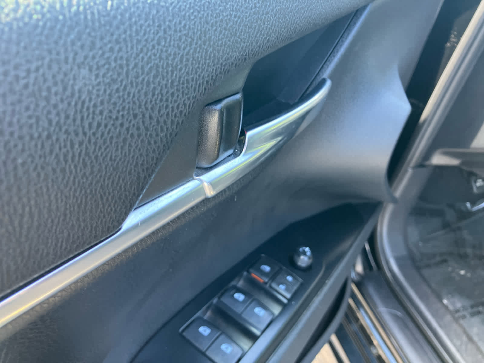 Used 2020 Toyota Camry SE w/ Carpet Mat Package FWD image 9
