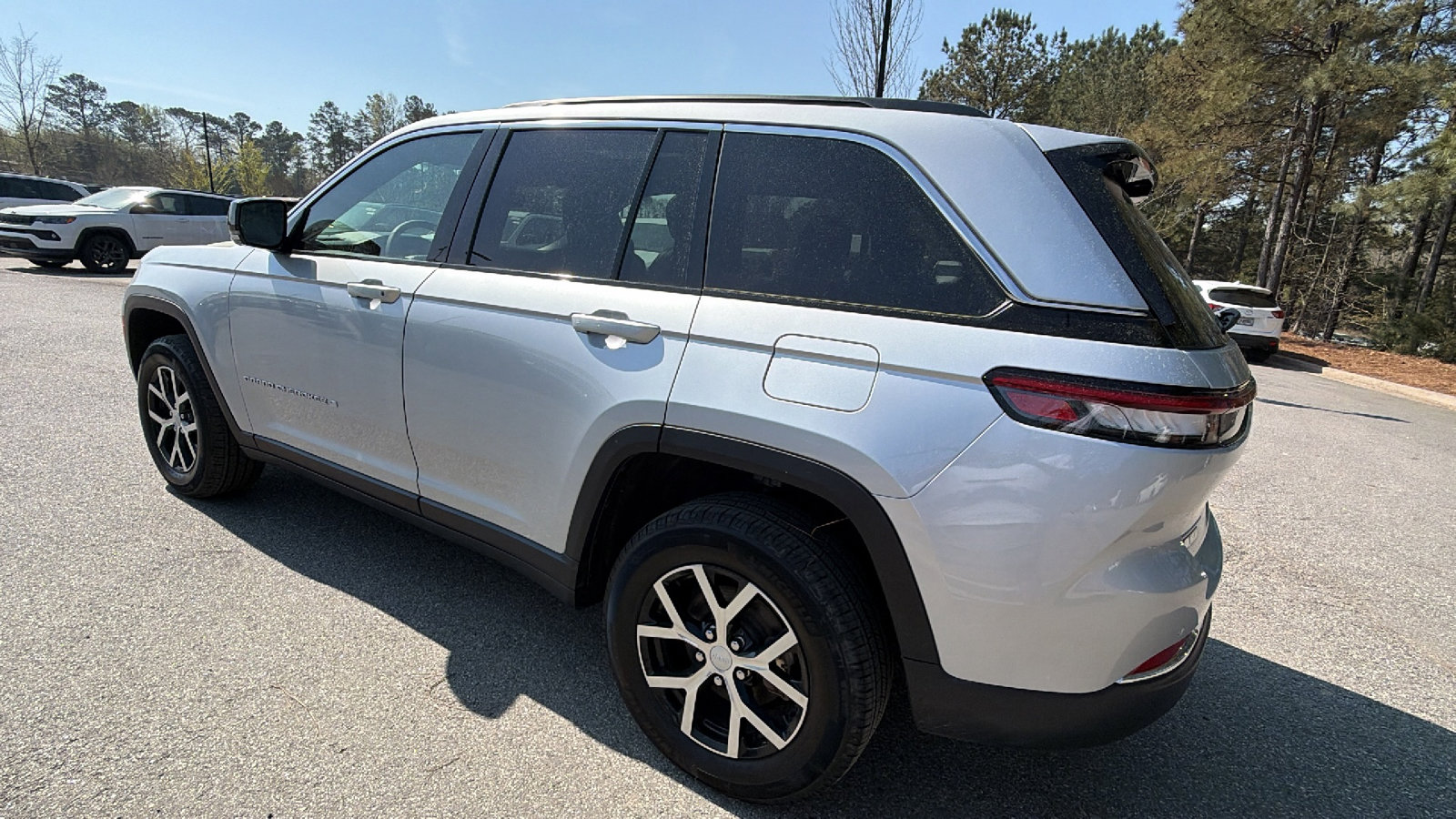 Used 2024 Jeep Grand Cherokee Limited w/ Luxury Tech Group II image 10