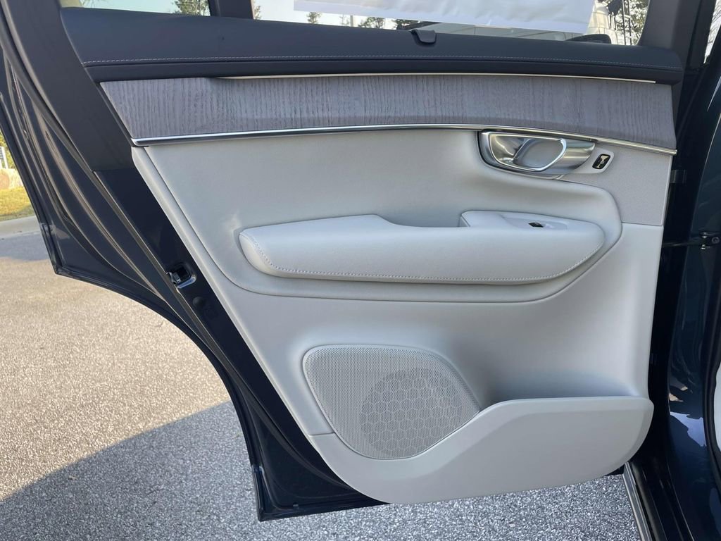 New 2026 Volvo XC90 B6 Ultra image 2