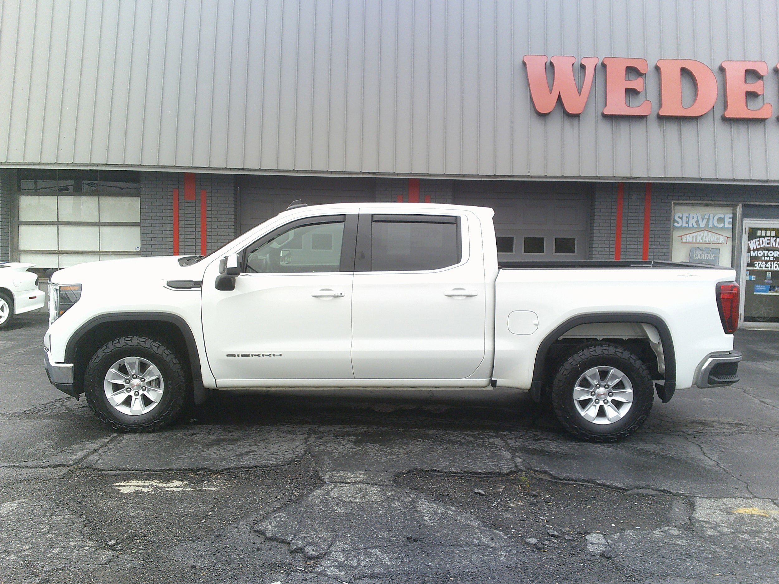 Used 2023 GMC Sierra 1500 SLE AWD/4WD image 2