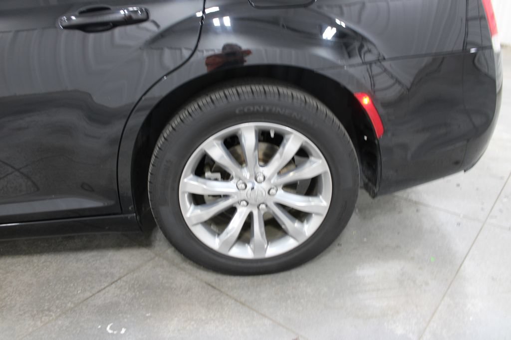 Used 2023 Chrysler 300 Touring AWD/4WD image 36