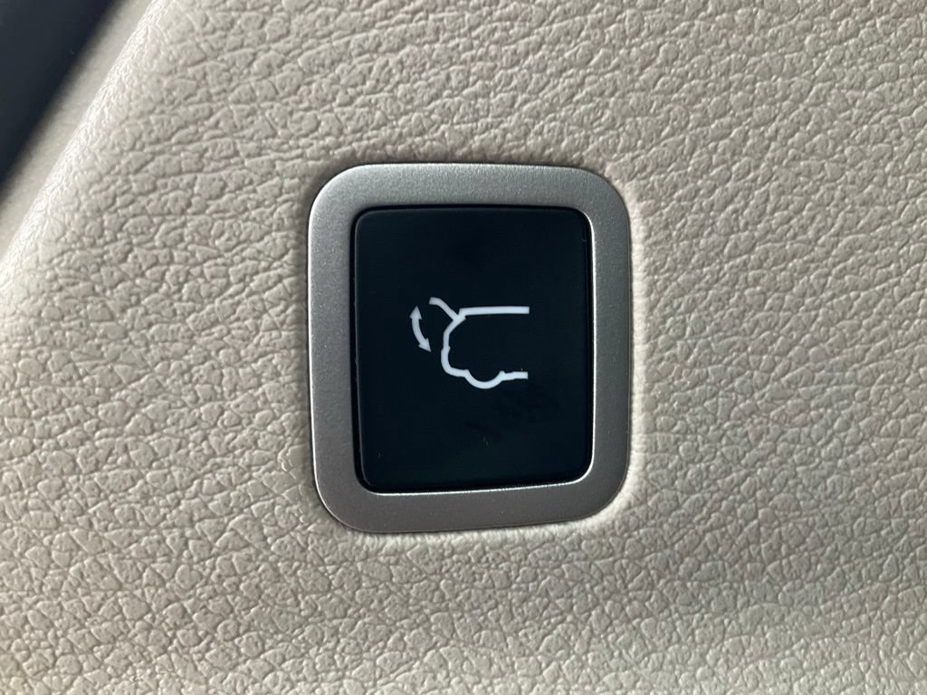 Used 2023 Chrysler Pacifica Limited FWD image 11