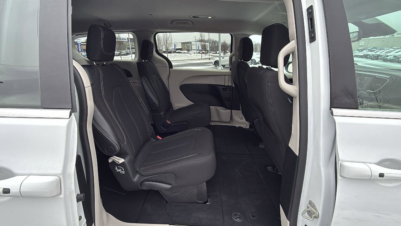 Used 2023 Chrysler Voyager LX image 19