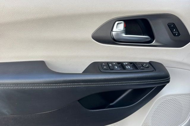 Used 2023 Chrysler Pacifica Touring-L image 12