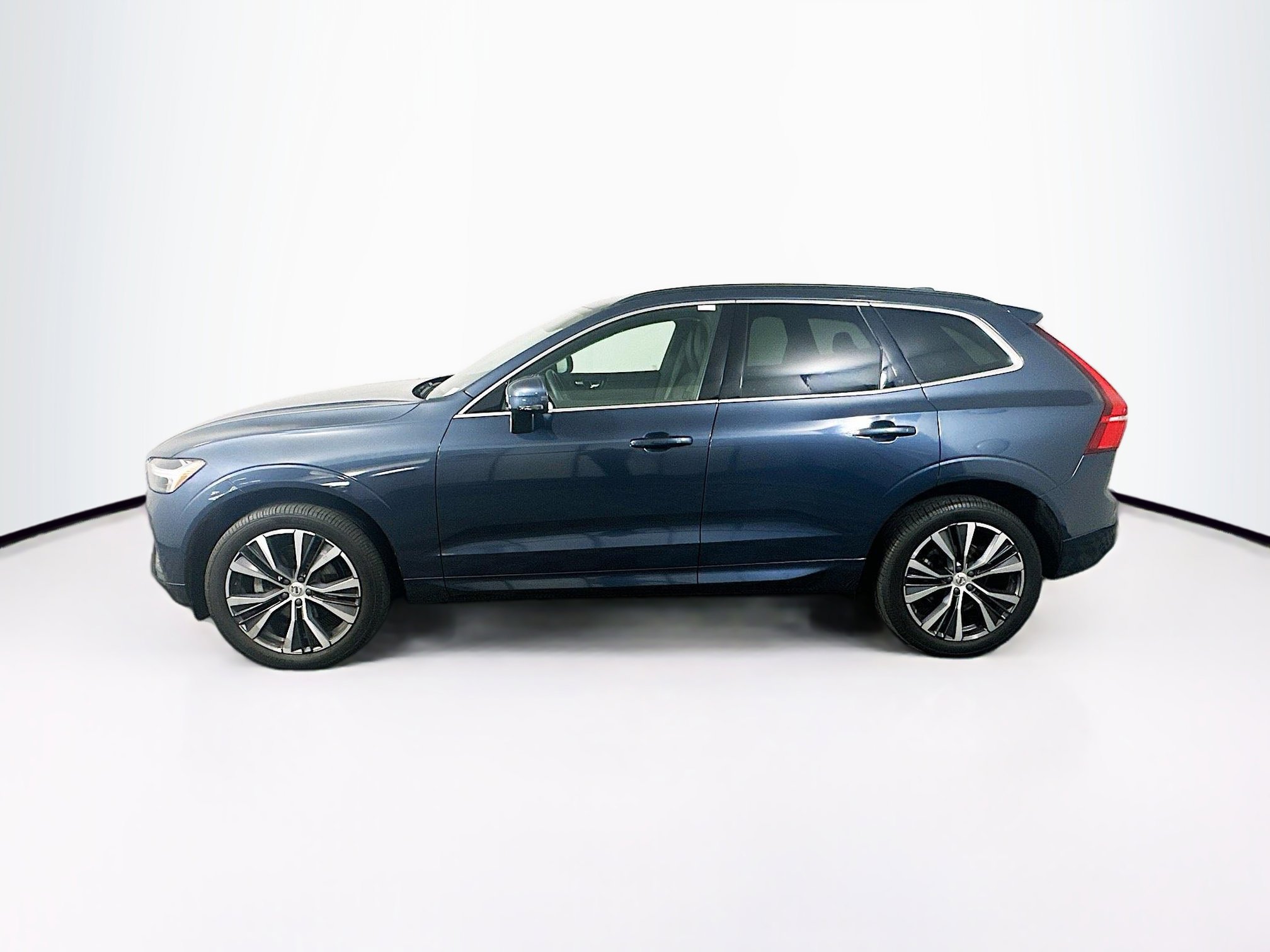 Used 2022 Volvo XC60 B5 Momentum w/ Climate Package AWD/4WD image 4