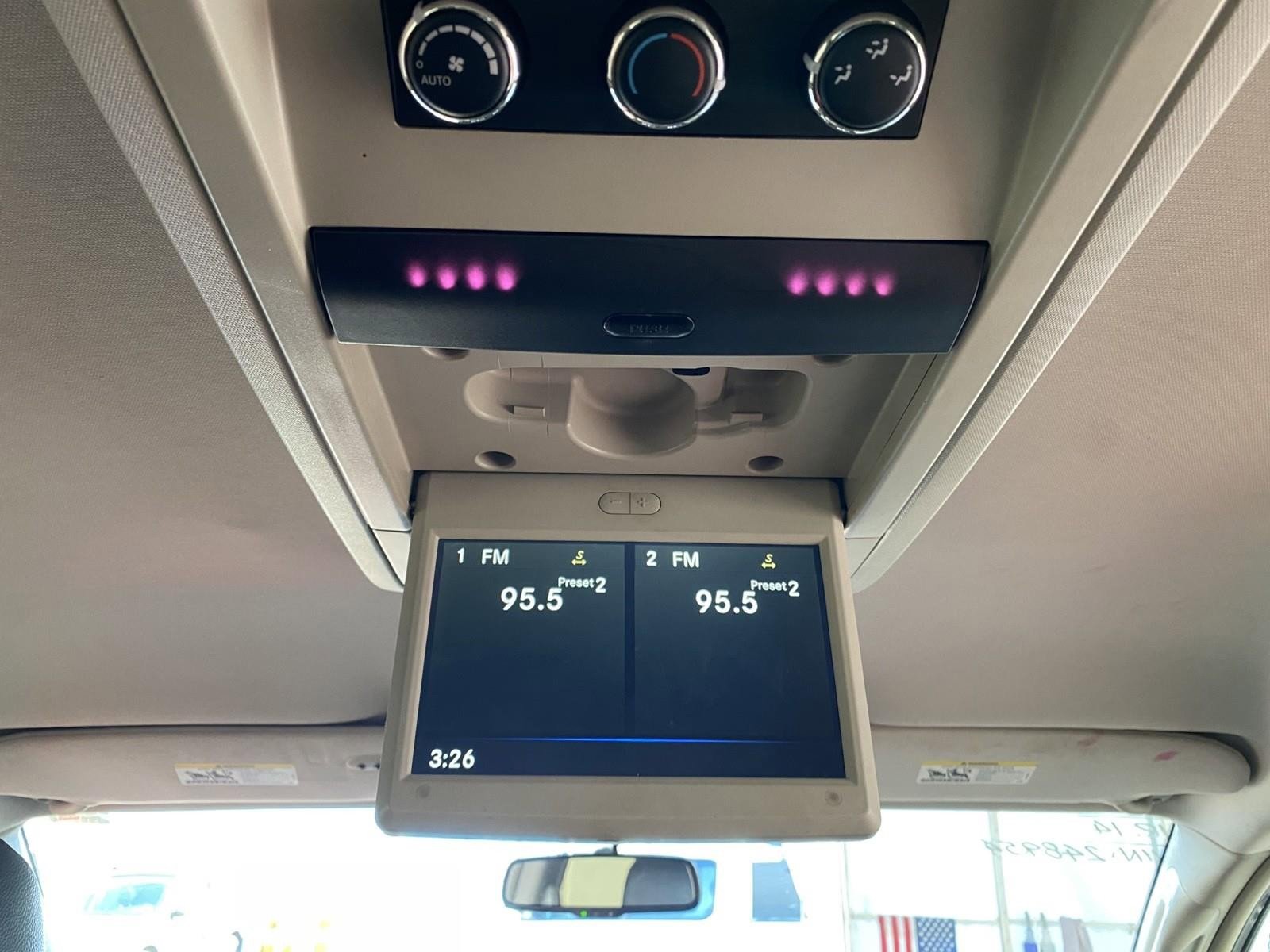 Used 2014 Chrysler Town & Country Touring image 13