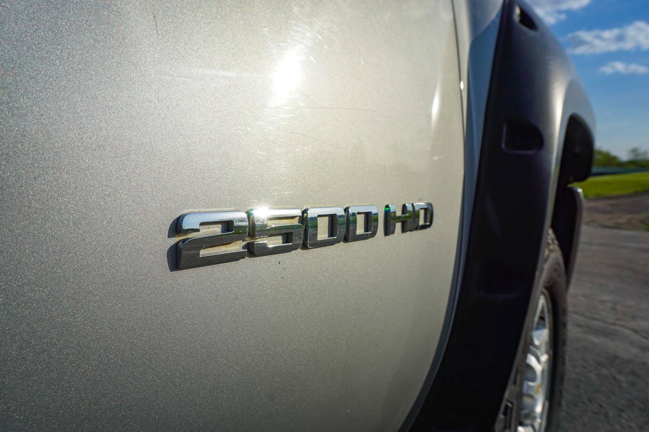 Used 2010 Chevrolet Silverado 2500 LT w/ Interior Plus Package AWD/4WD image 29