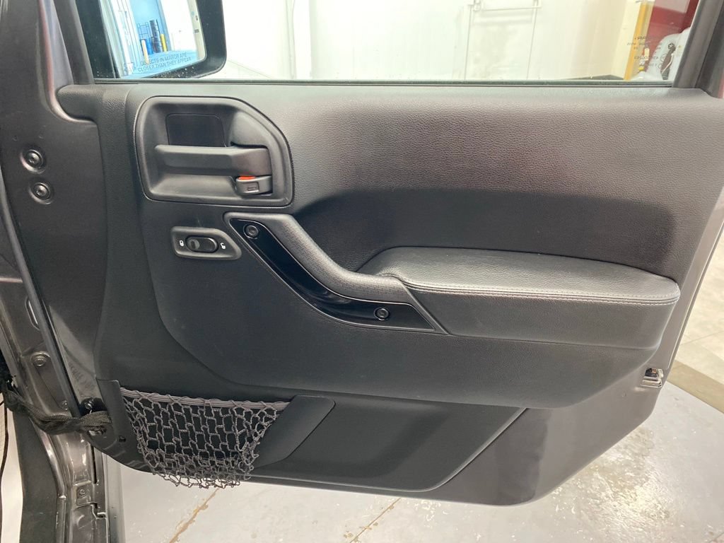 Used 2016 Jeep Wrangler Unlimited Sahara AWD/4WD image 13