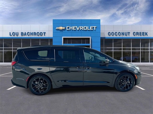 Used 2023 Chrysler Pacifica Touring-L w/ S Appearance Package image 9