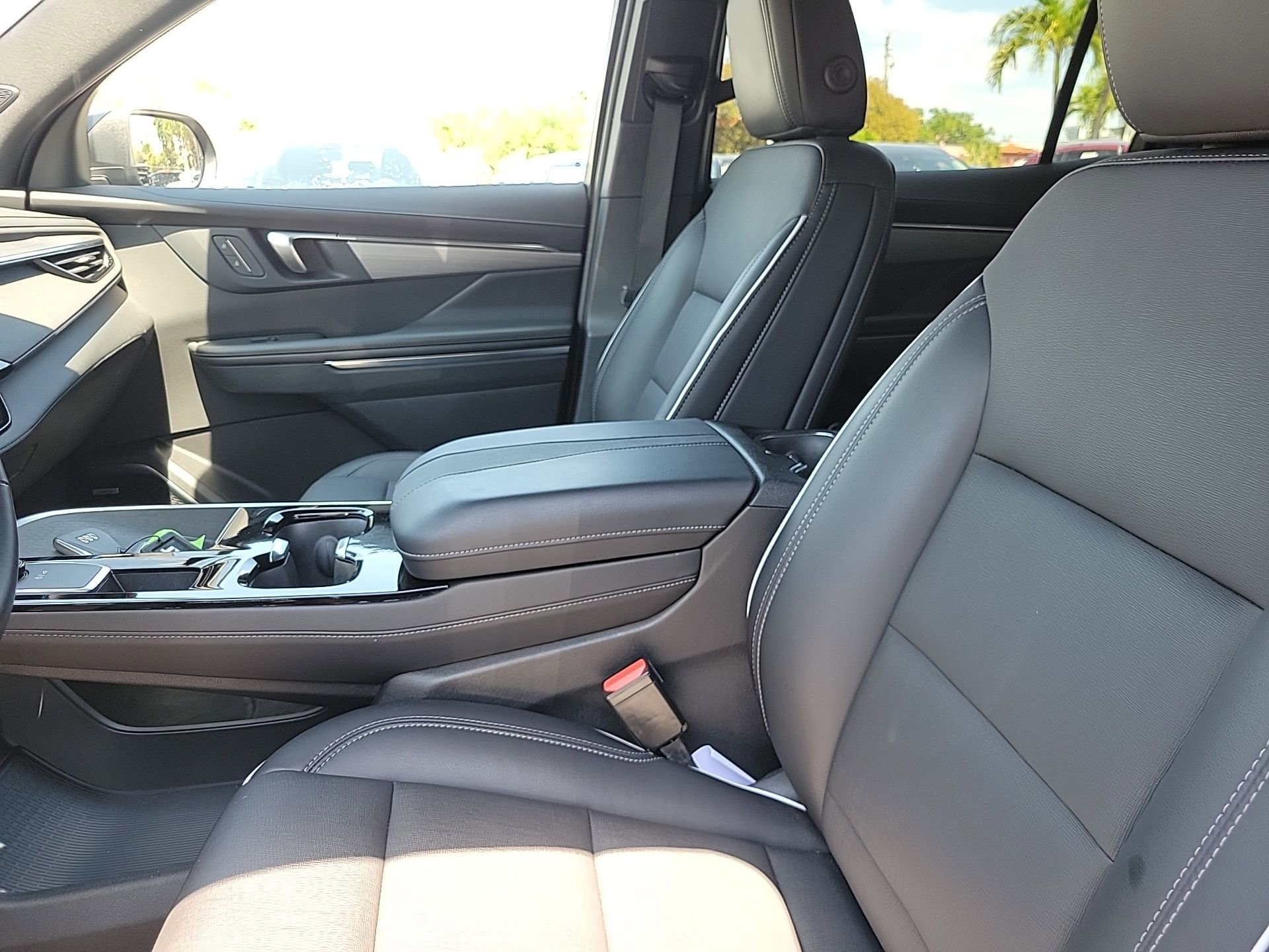 Used 2025 Buick Enclave Preferred FWD image 28
